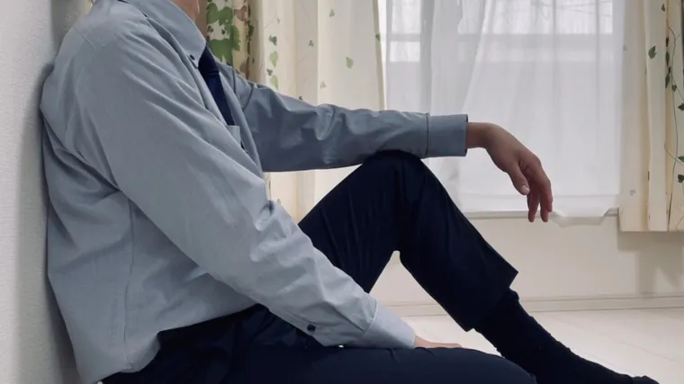 会社員として働きながら、先が見えず座り込む